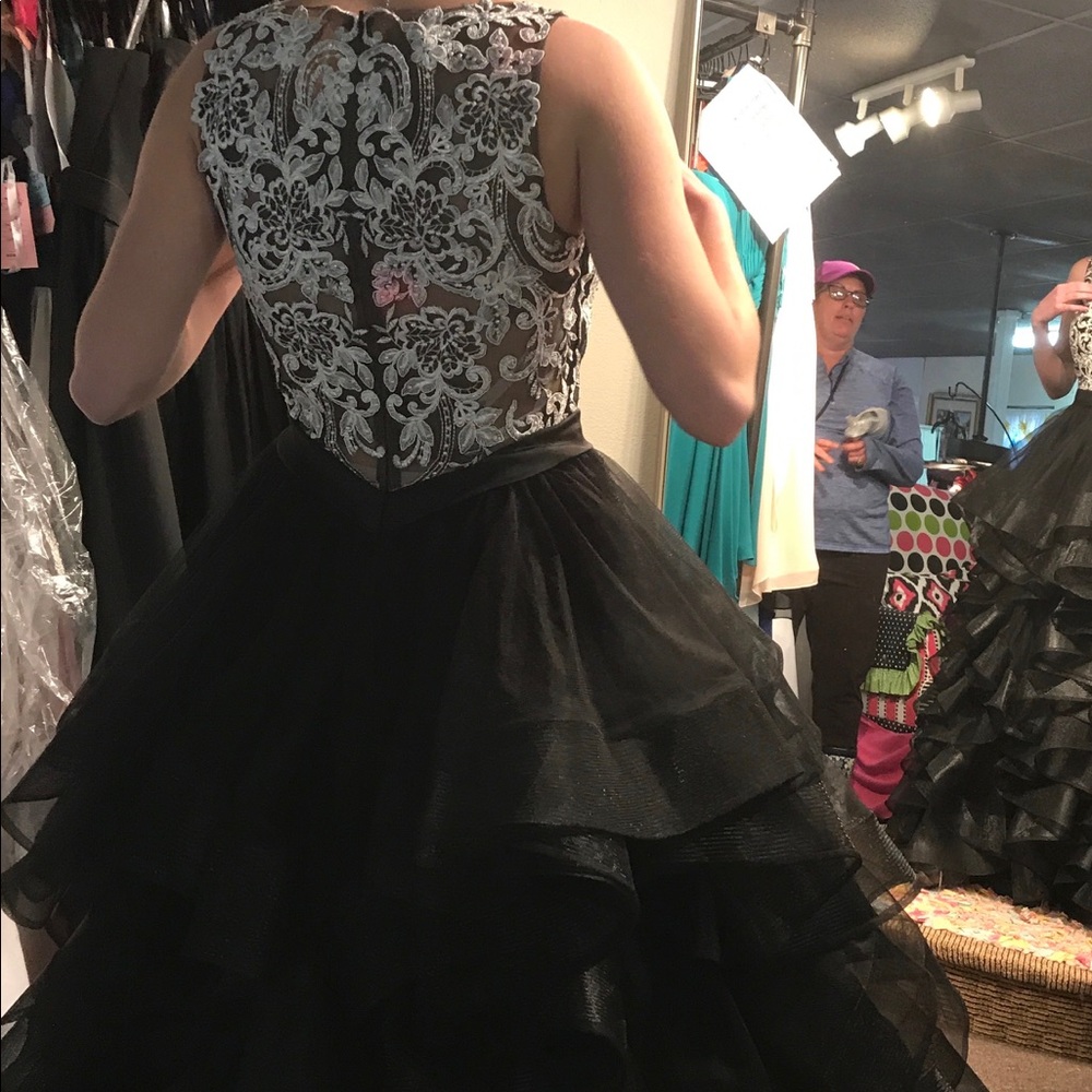 Women. Prom. Dress - Picture 2 of 7